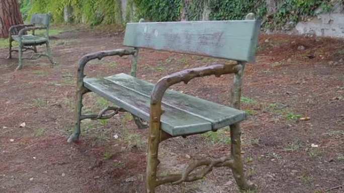 帕拉蒂诺公园上的一张旧的小板凳