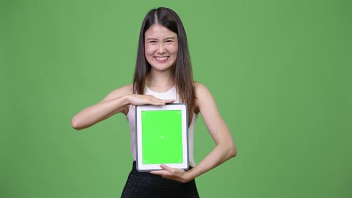 年轻美丽的亚洲女商人展示数字平板电脑