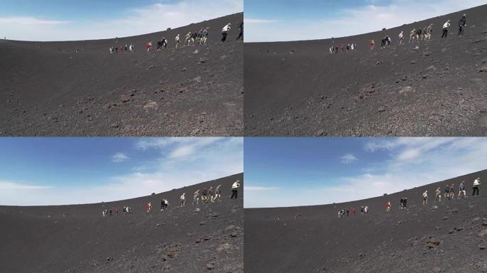 埃特纳火山顶部的游客