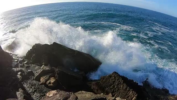在大西洋Fuerteventura的La parred火山海滩上慢动作的大浪，4K