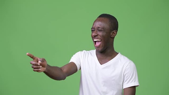 年轻快乐的非洲男子笑着指指点点