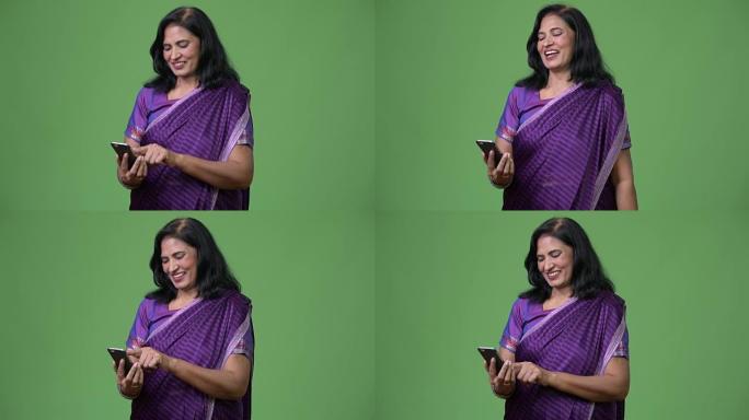 成熟快乐美丽的印度女人使用电话