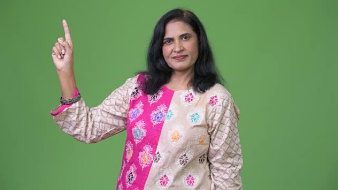 成熟美丽的印度女人指着手指