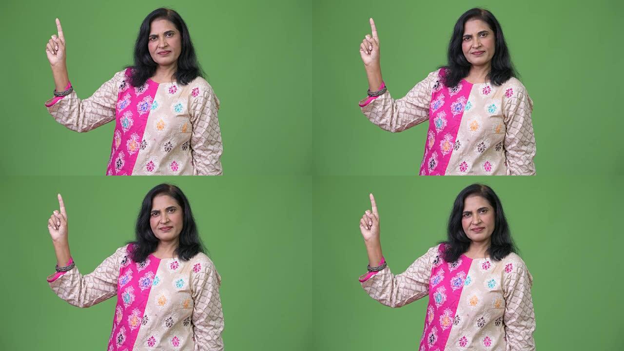 成熟美丽的印度女人指着手指