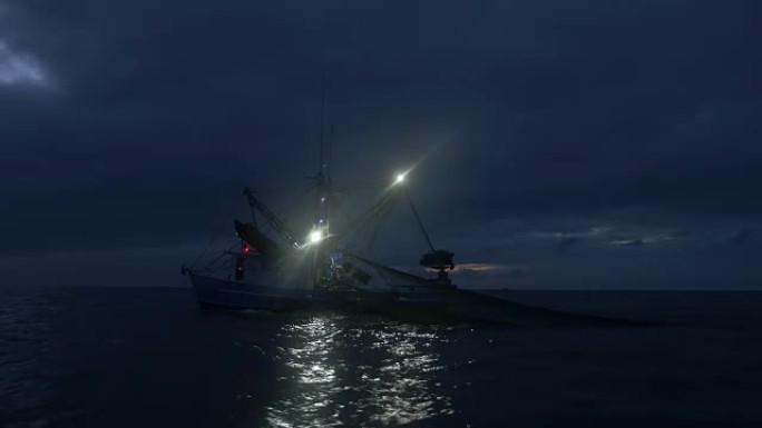 黎明时分用网捕鱼的虾船