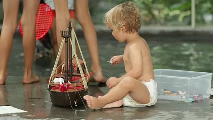 婴儿在4k玩海盗船