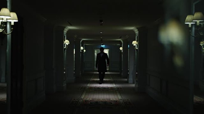 男人在黑暗的走廊里
