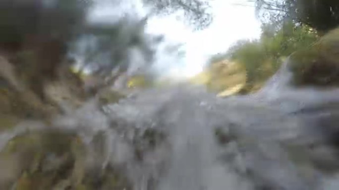 瀑布中的水河掉落在相机上