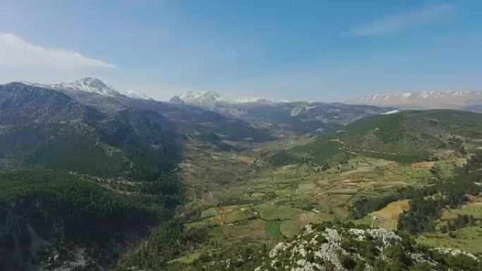 除了山顶之外的空中飞行。