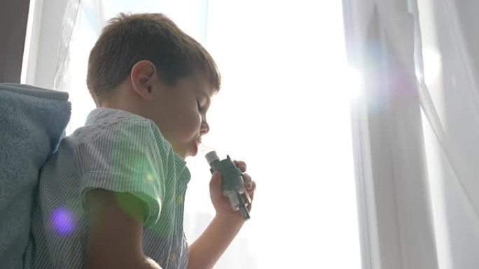 雾化器程序，患病儿童通过吸入器管呼吸，用于治疗呼吸系统疾病