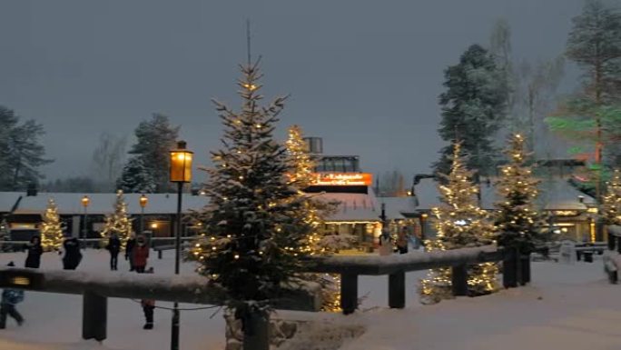 芬兰罗瓦涅米圣诞老人村的夜景