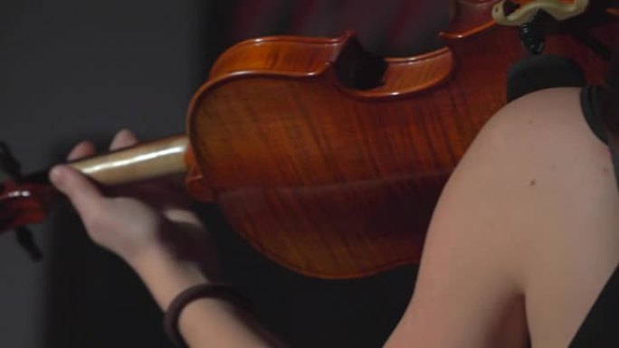 拉小提琴的女孩