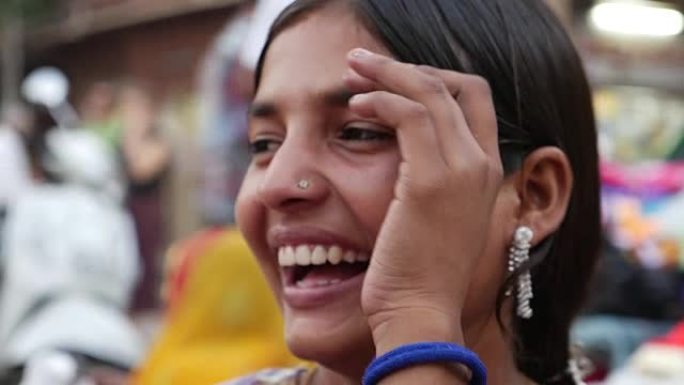 印度焦特布尔快乐年轻女孩的肖像 -- 慢动作