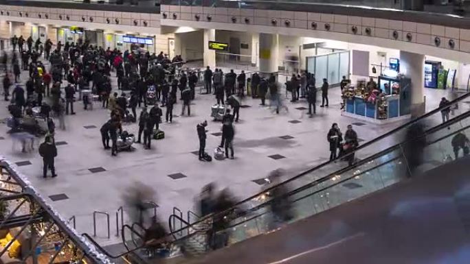 机场到达区的乘客和迎宾员，时间流逝