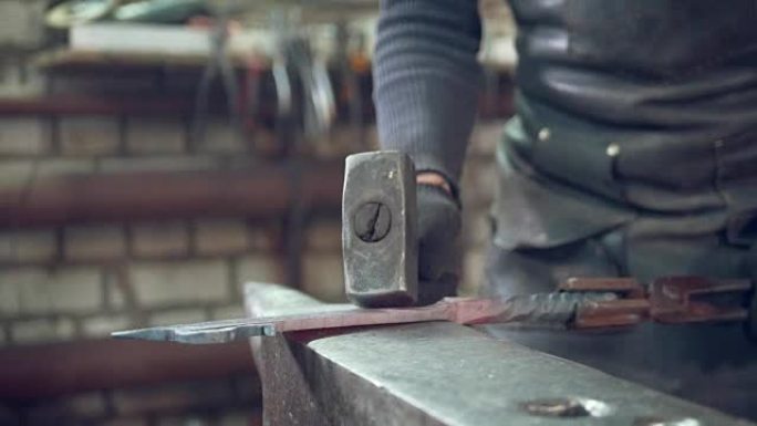 工匠铁匠用铁锤锻造制造钢铁