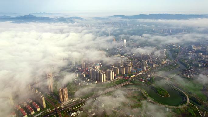 云雾下的城市