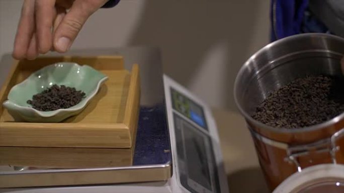 电子秤上的有机干茶酿造。