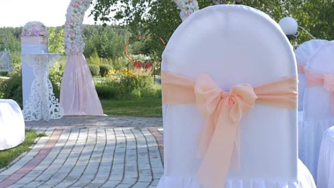 婚礼上装饰成排的椅子。