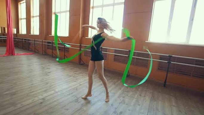 体操-年轻女子用绿丝带跳舞-训练体操，慢动作