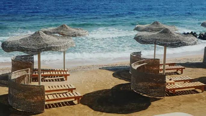 海滩上的沙滩伞。一个完美假期的地方，框架中没有人