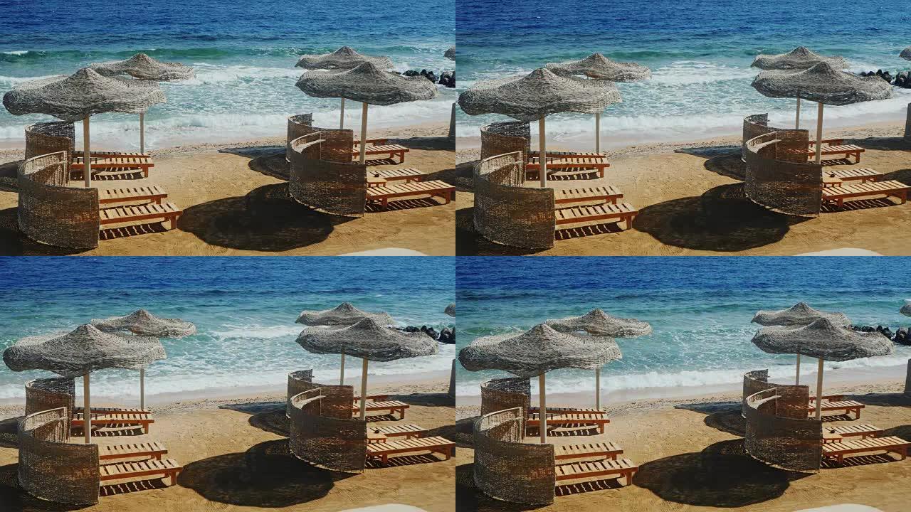 海滩上的沙滩伞。一个完美假期的地方，框架中没有人