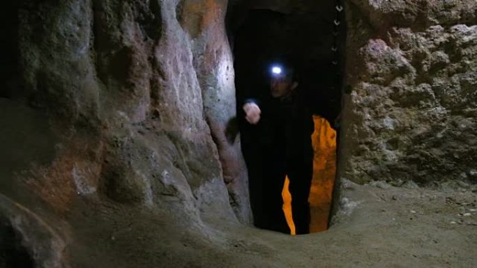 男子在Kaymakli地下城市探索洞穴