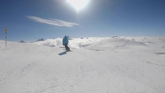 高山滑雪运动员在阳光明媚的冬日在滑雪坡上进行短时间的滑雪