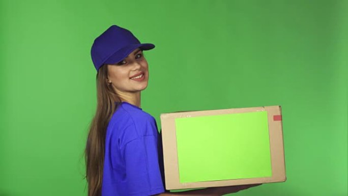 华丽的送货服务女代理展示thumns拿着纸板箱