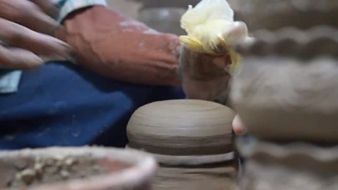 手在做陶器。