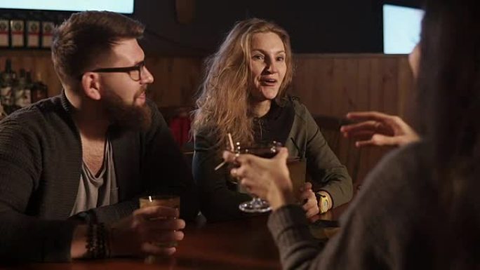女人在酒吧里为她的朋友们讲有趣的故事，从后面看