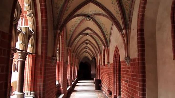 波兰马尔堡条顿骑士团城堡中的哥特式拱门和画廊。