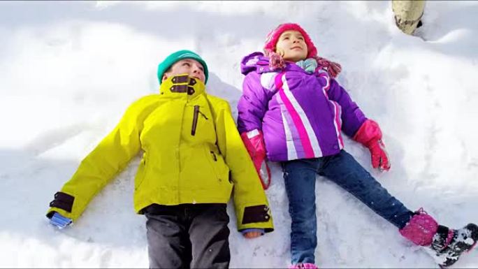快乐的高加索儿童在假期雪中户外玩耍
