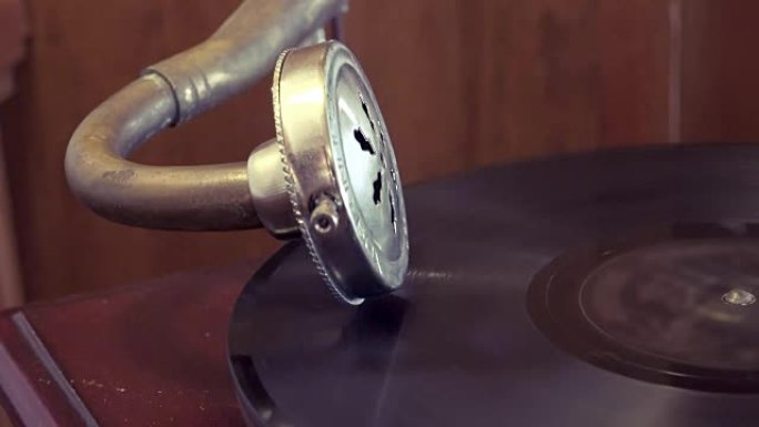 旧留声机的老式视频，播放唱片，特写