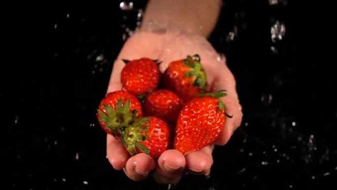 手中的草莓与水滴