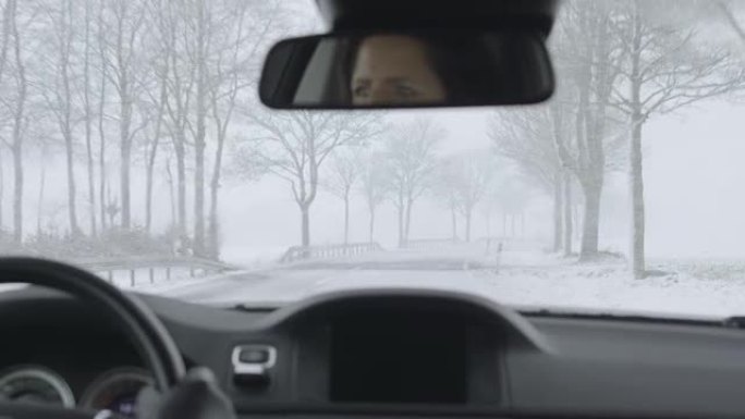 冬季驾驶-大雪时在乡间小路上迎面而来的交通