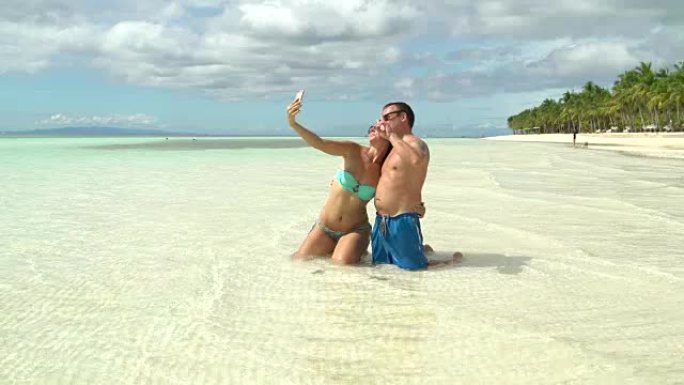 一个男人和一个女人在海上使selfi