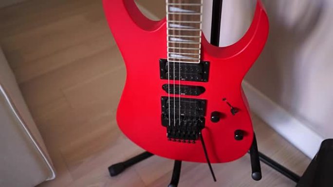 美丽的红色吉他特写镜头。全高清视频素材1920x1080p
