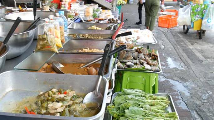 柜台上有各种泰国菜。肉、汤、沙拉。亚洲街头美食