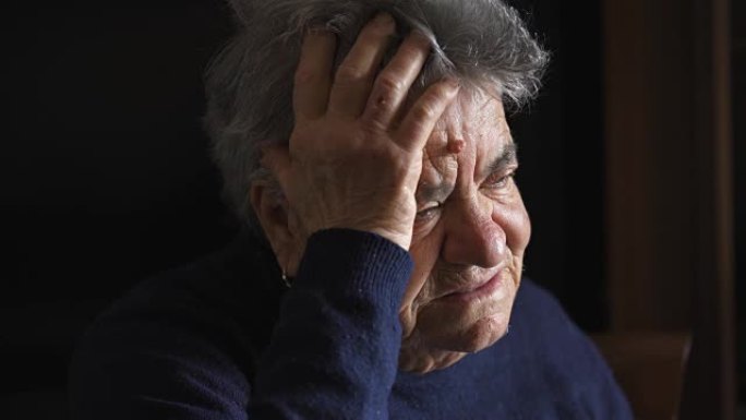 悲伤沉思的老年妇女。悲伤和孤独的老妇人的肖像