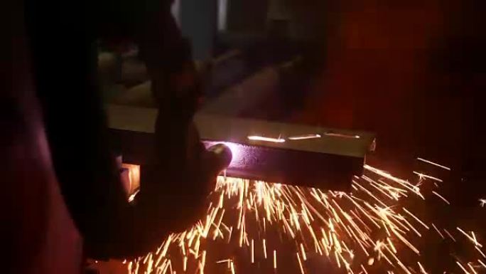 工业机器人激光切割机切割金属零件