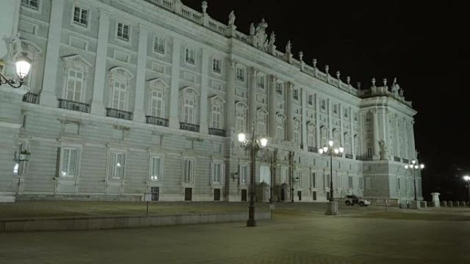 夜间马德里著名的皇宫