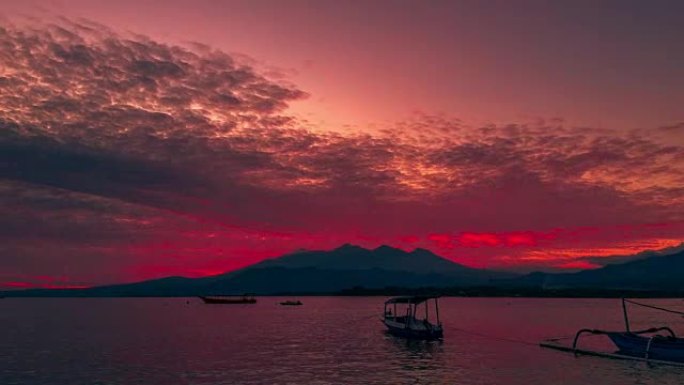 印度尼西亚龙目岛林贾尼火山背景上的日出式日出式吉利岛