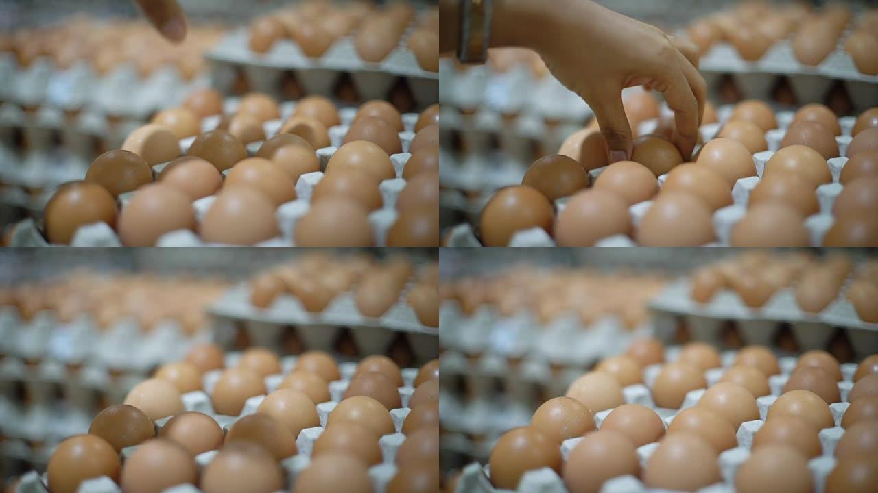 女手提鸡蛋在超市特写