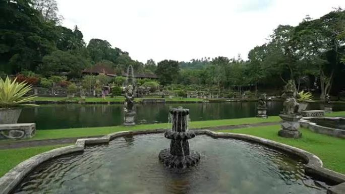 印度尼西亚巴厘岛的tirta ganga美丽的水宫绿色公园，喷泉溪流，美妙的自然景观，冥想和放松的地