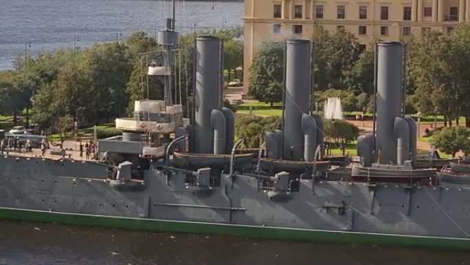 极光巡洋舰窗外的景色。纪念碑巡洋舰极光。“极光”号是一艘俄罗斯受保护巡洋舰，目前被保存在圣彼得堡的博