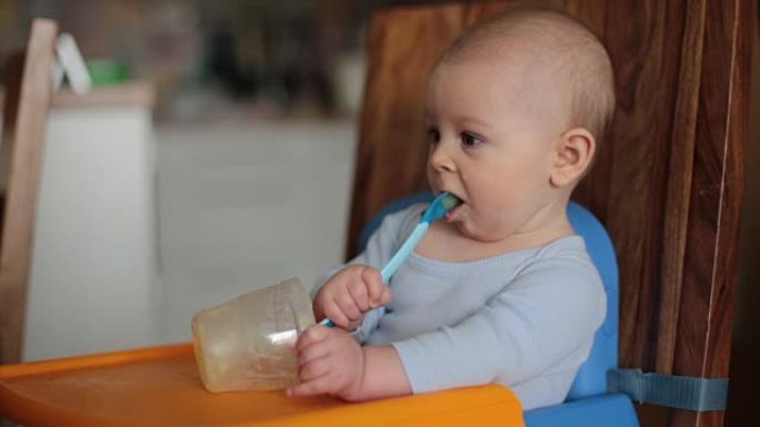 小男婴，生平第一次吃土豆泥