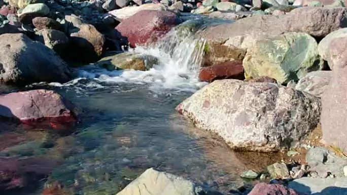 蒙古国察古杜特境内的小山河伊尔河的急流和石头