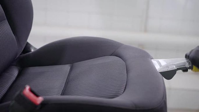 室内清洁汽车座椅的特写镜头