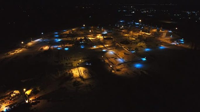 从冬夜的鸟瞰图看天然气和石油工业
