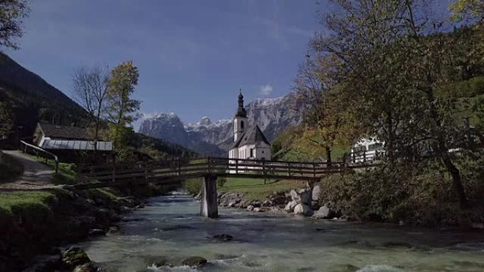 从德国巴伐利亚阿尔卑斯山贝希特斯加登拉姆绍著名教区教堂圣塞巴斯蒂安的河面看。原始的未触摸日志格式。